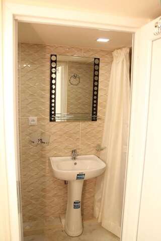 Гостевой дом Guest house Lana Тбилиси Трехместный номер-20